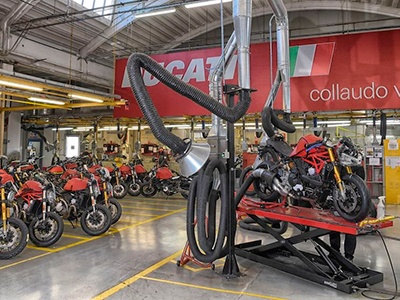 Los fabricantes de motos retornan al trabajo